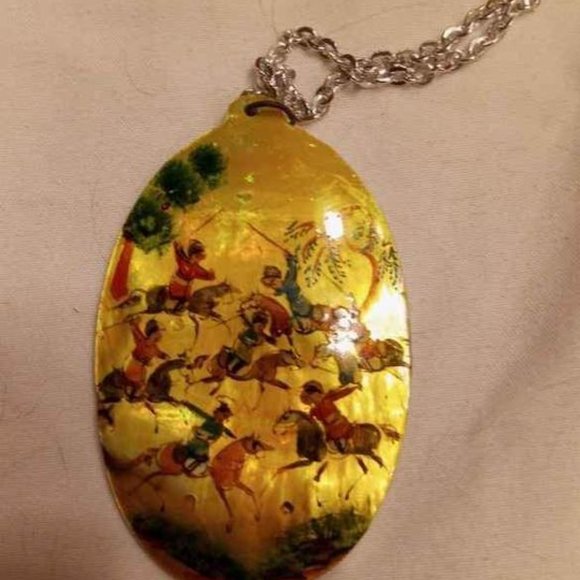 ALUMINUM CHAIN W/LARGE SHELL PENDANT HAND PAINTED OF PEOPLE PLAYING POLO 30'S-40 - Picture 2 of 5
